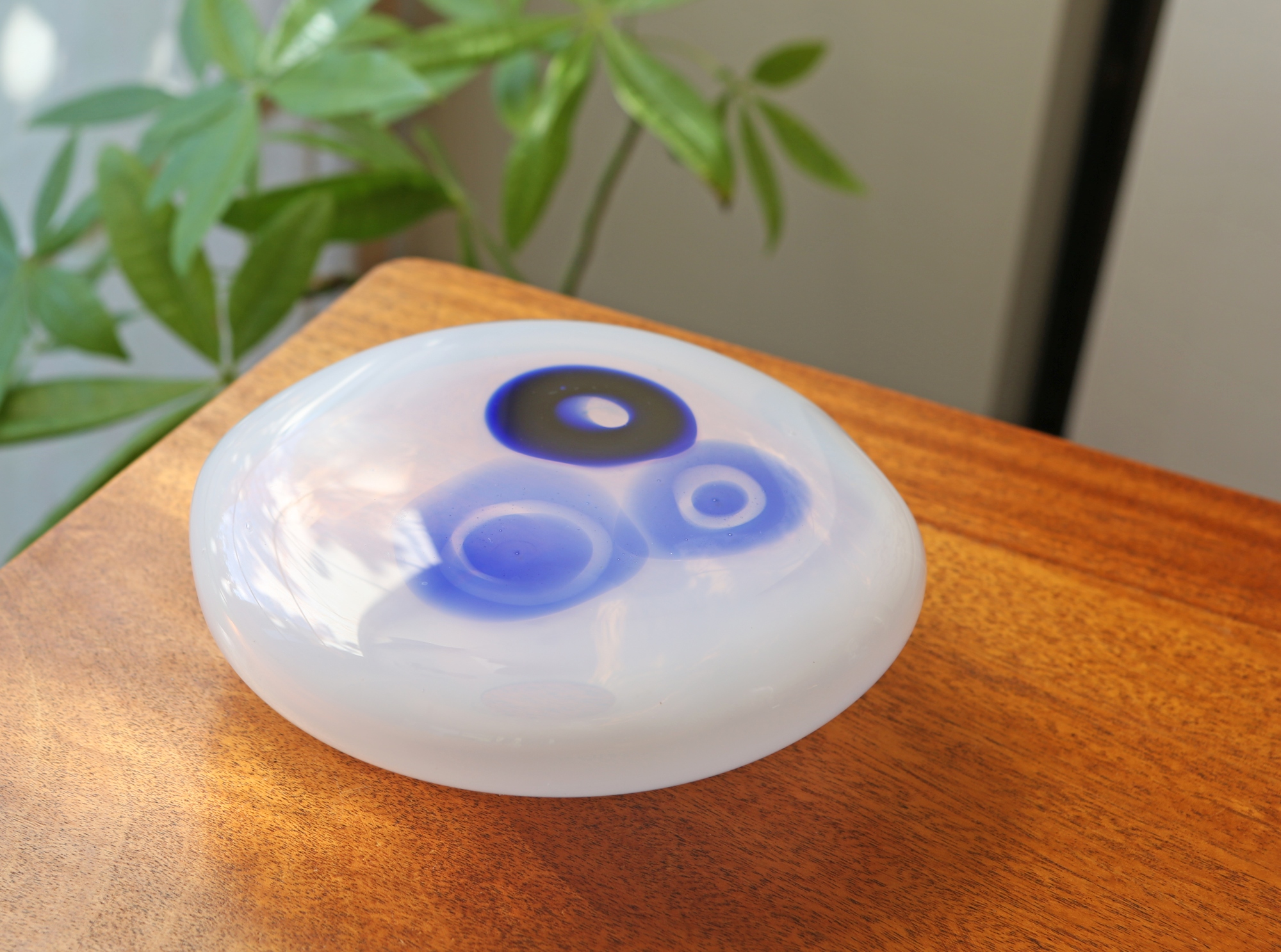 Seeds, blown glass pebble, opalino white & blue