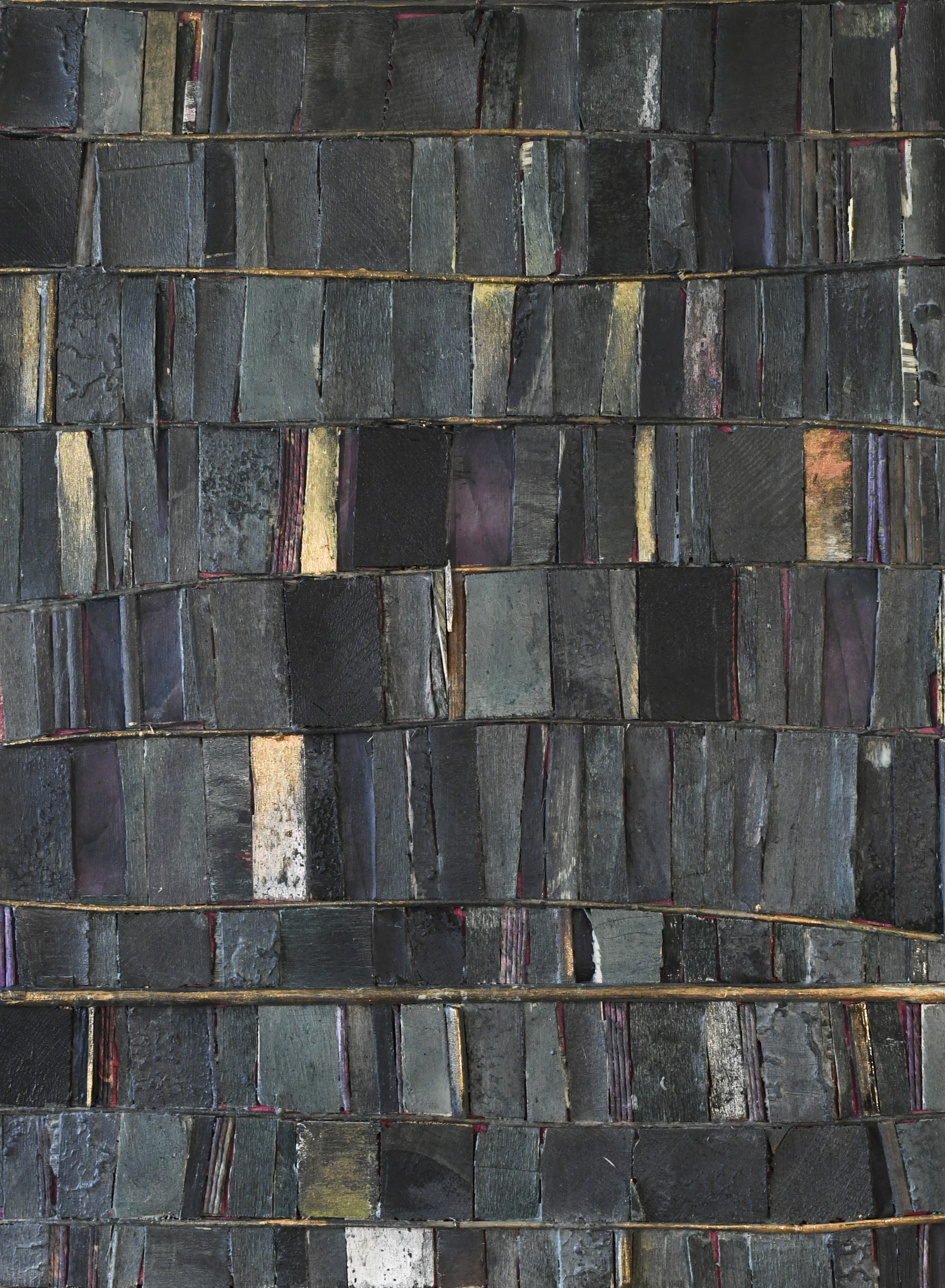 Composition géométrique. Collage de bois coloré bleus noirs et or.
