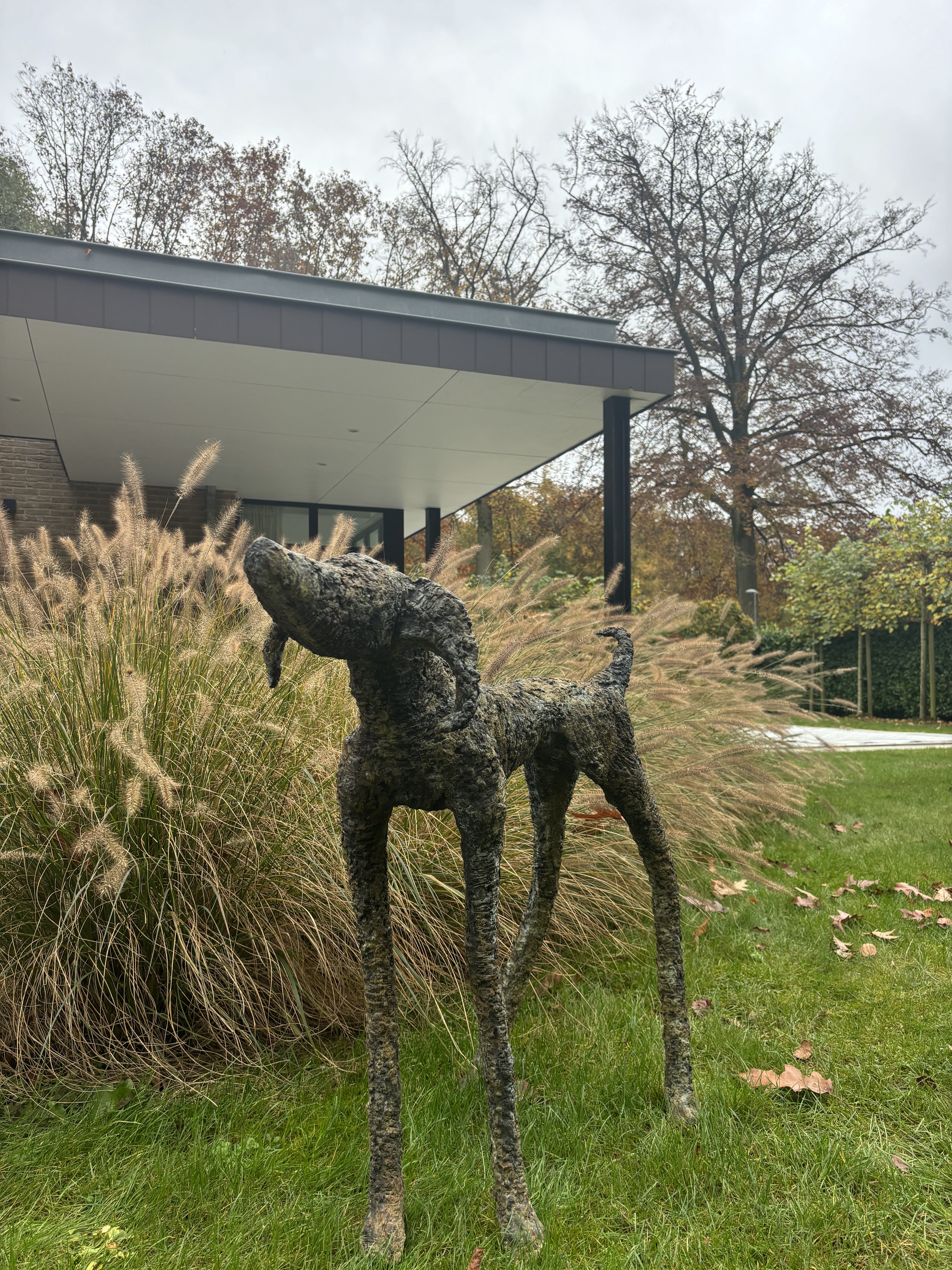 sculpture d'un chien en bronze