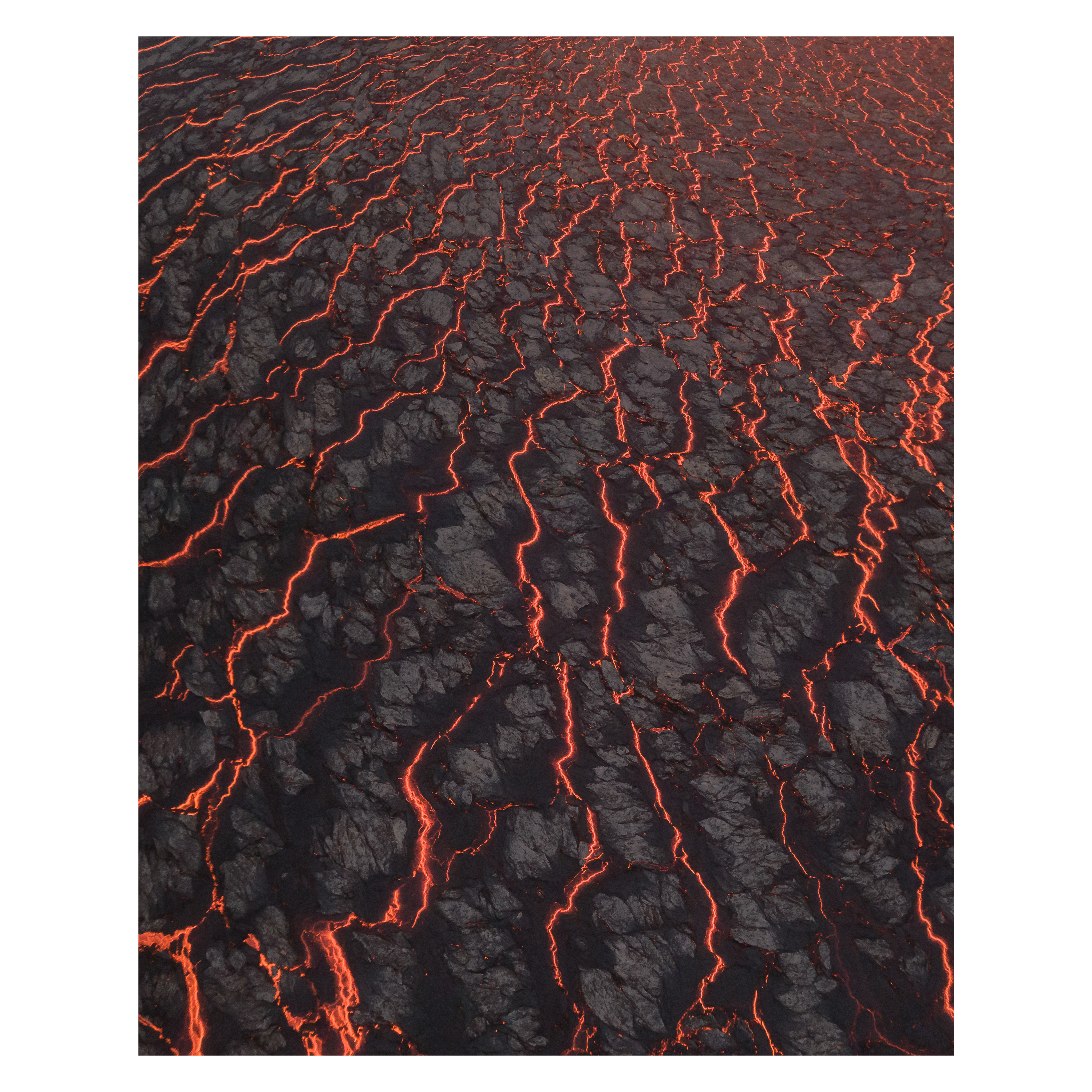 Fissures du volcan Meradalir. La lave sèche, vieille de quelques jours, crée des fissures qui laissent passer la lave fraîche.