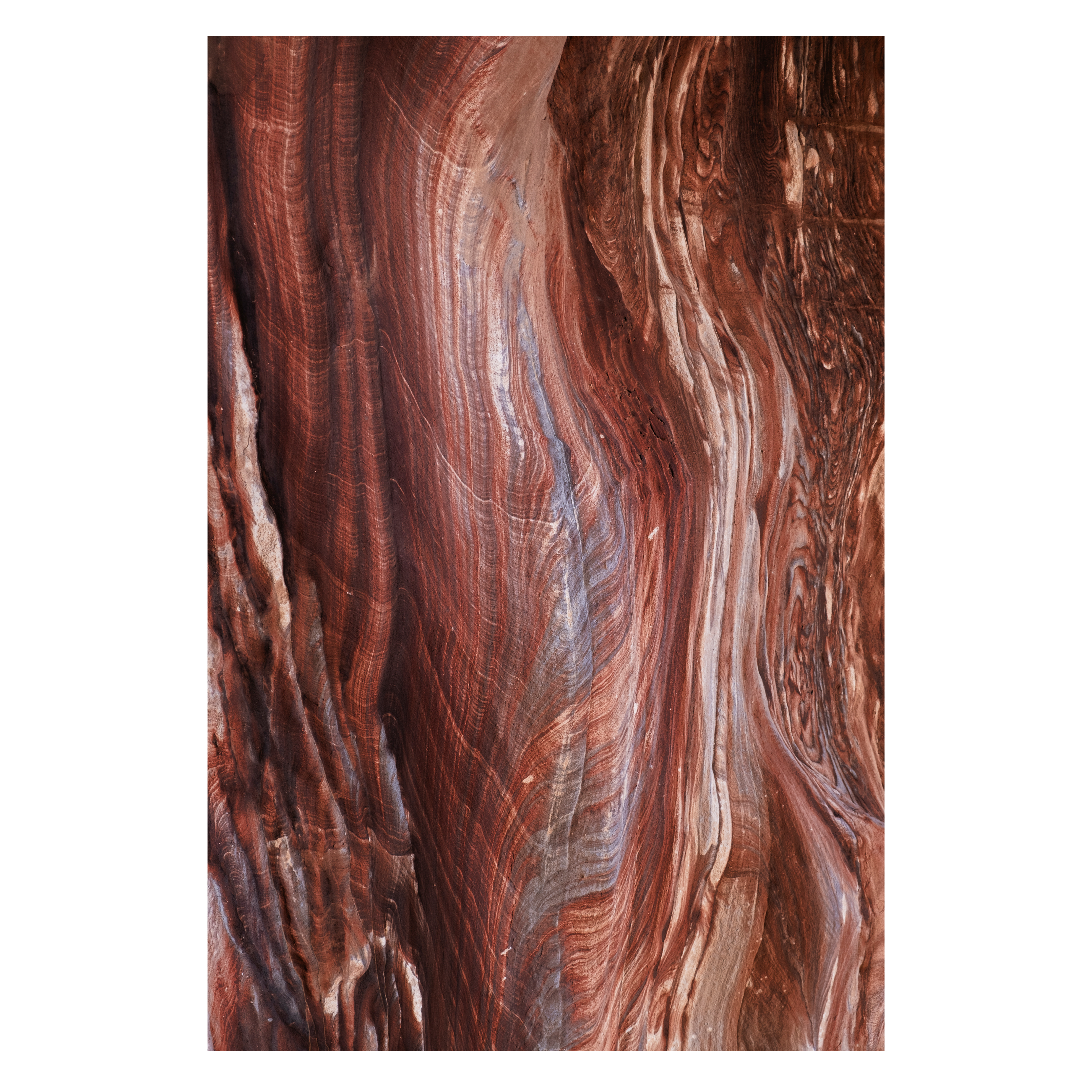 Une exposition colorée de couches de roches naturelles trouvées dans des coins cachés le long de la route qui mène au monastère de Petra, en Jordanie.