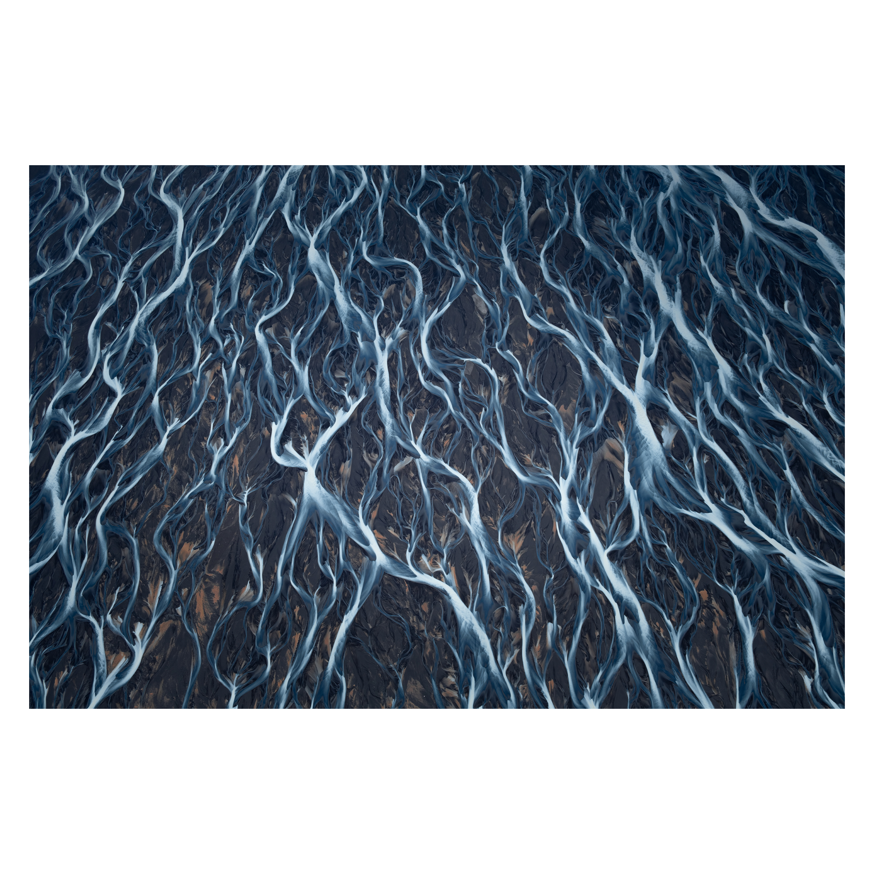 Des tentacules d'eau de couleur bleu foncé créent un beau désordre. Une scène insoupçonnée vue du sol, une véritable merveille naturelle vue du ciel.