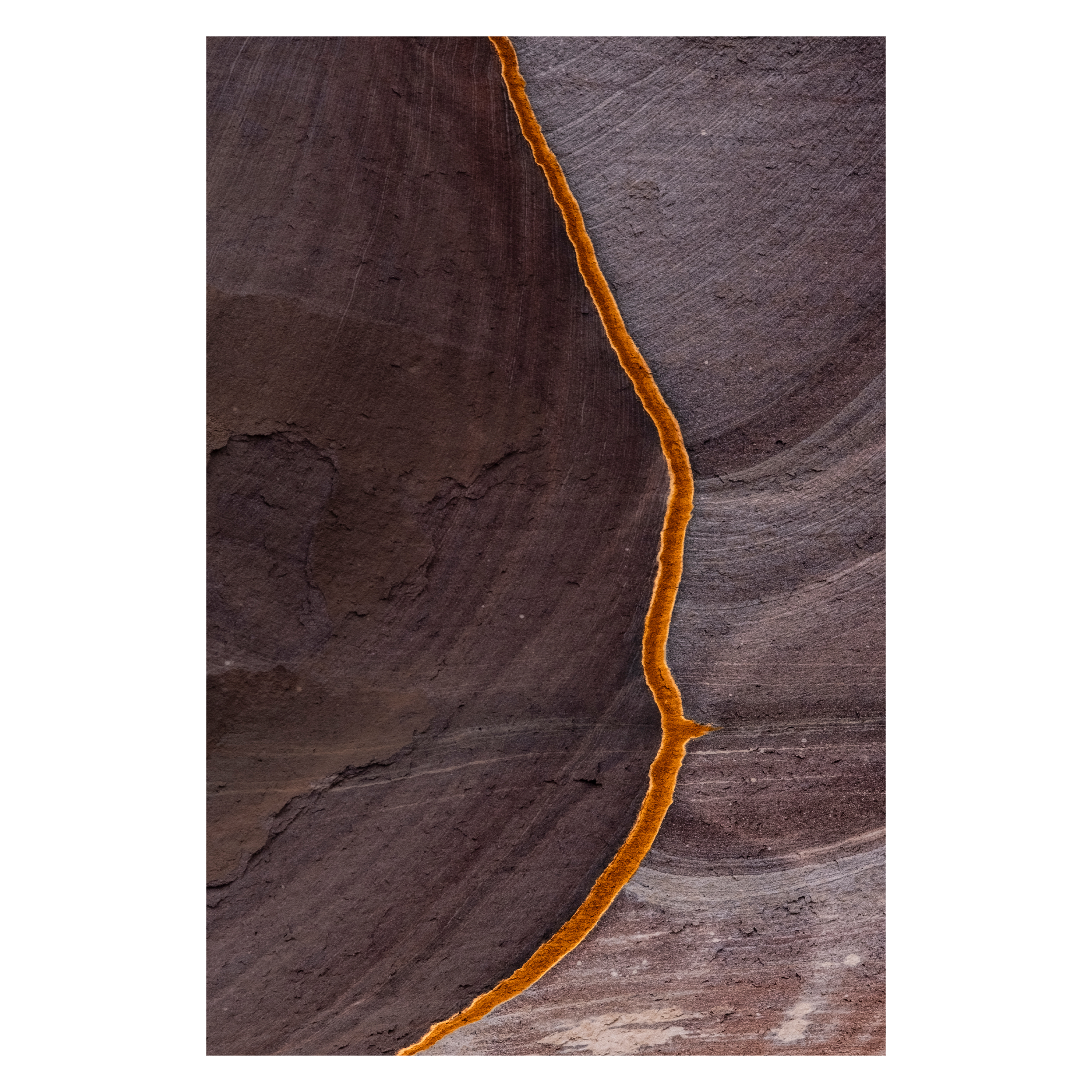 Une bande isolée de limonite sépare deux côtés du mur.  Trouvée sur la route du monastère de Petra.