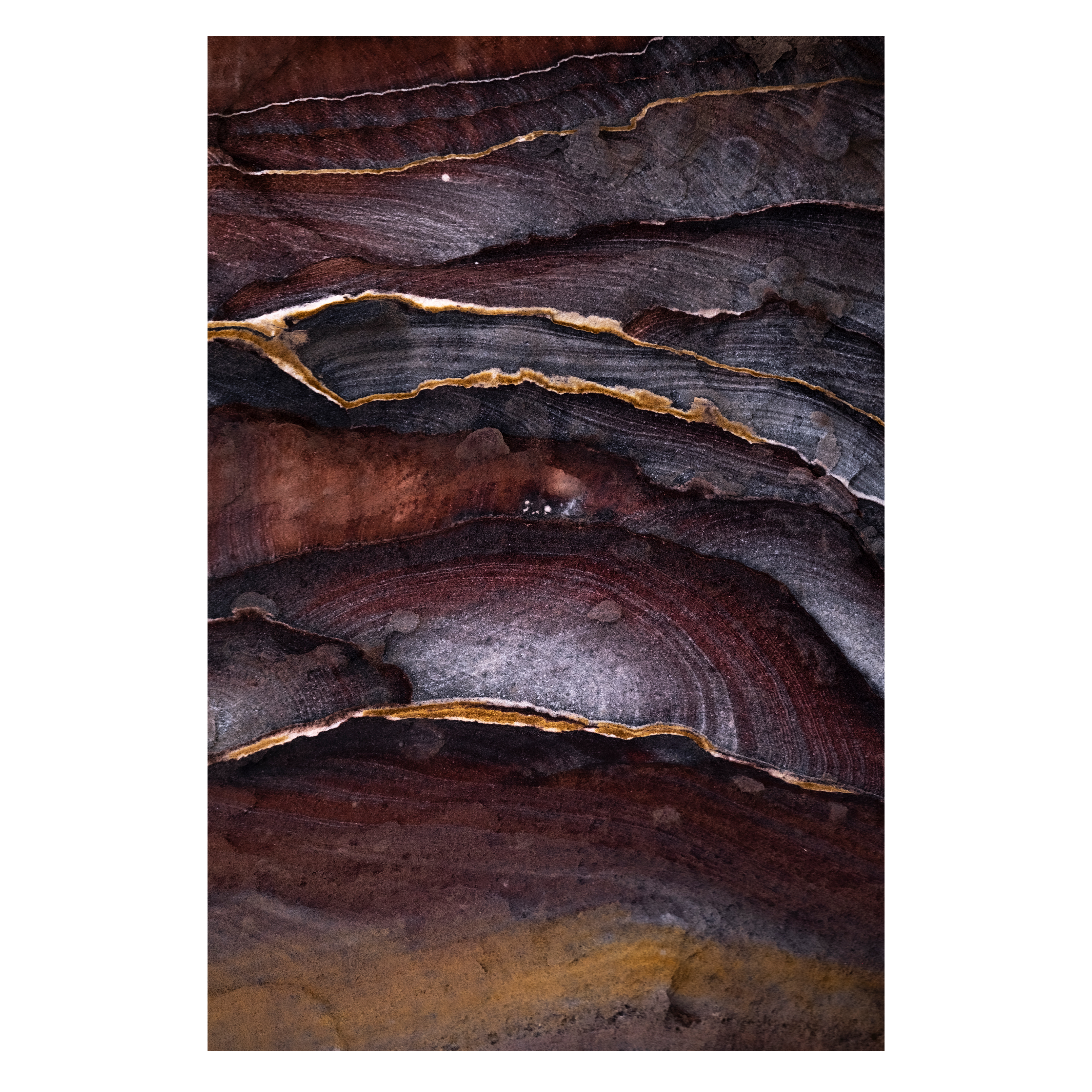 Une exposition colorée de couches de roches naturelles trouvées dans des coins cachés le long de la route qui mène au monastère de Petra, en Jordanie.