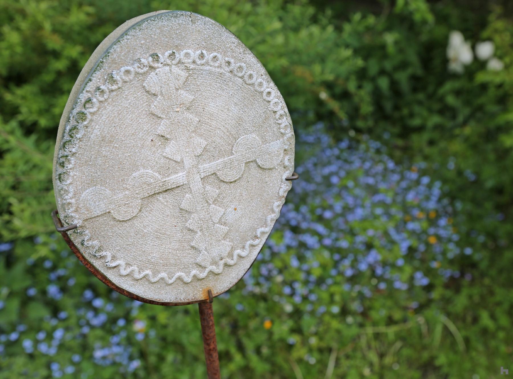 Nous venons tous d'ailleurs ... close up on the back of the piece (which I like to show as the front very often)