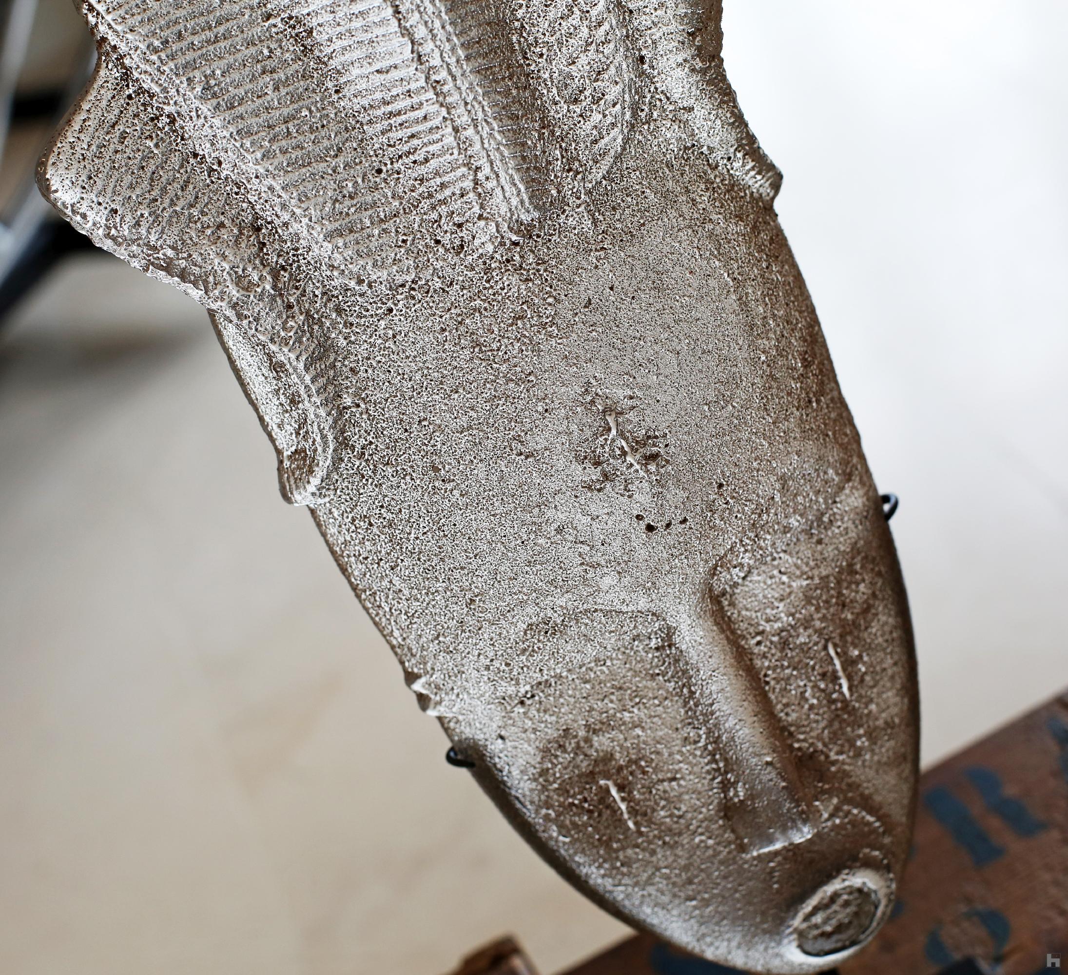 Roots, Baoule maks in cast glass (close-up)