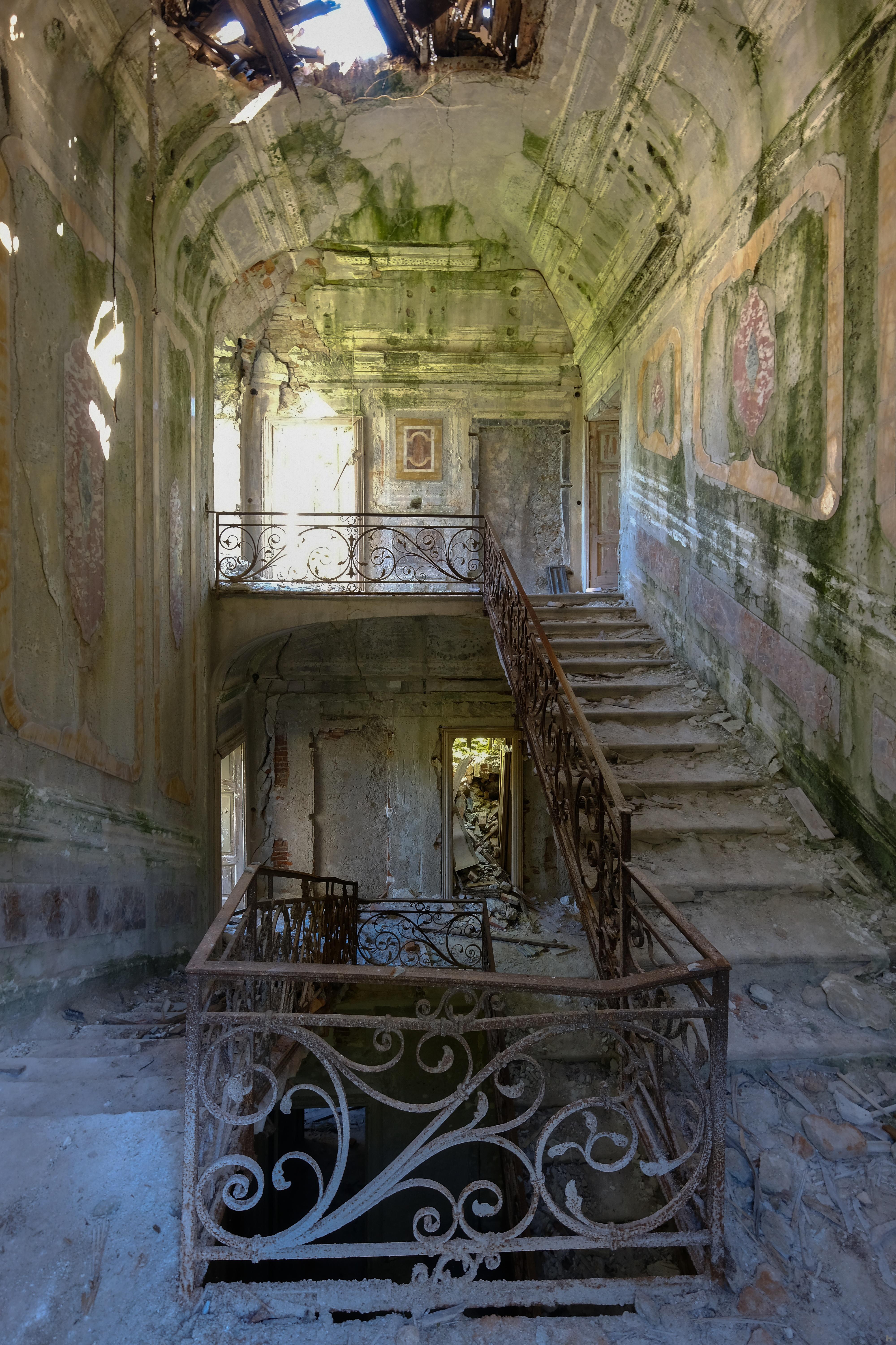 Photographie d'une villa abandonnée.Escalier en ruines;Lac Majeur