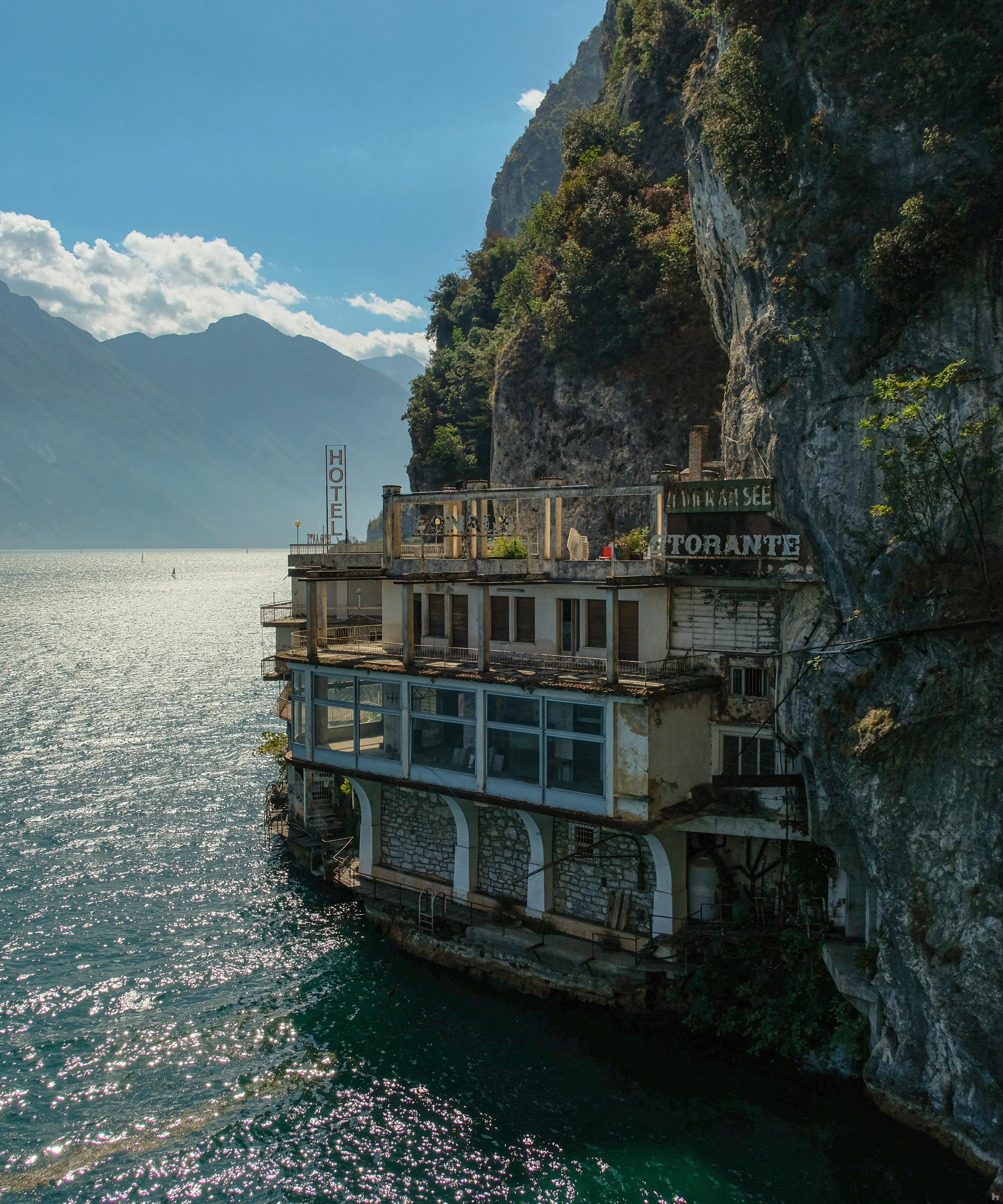 Photographie de restaurant abandonné sur un grand lac Italien