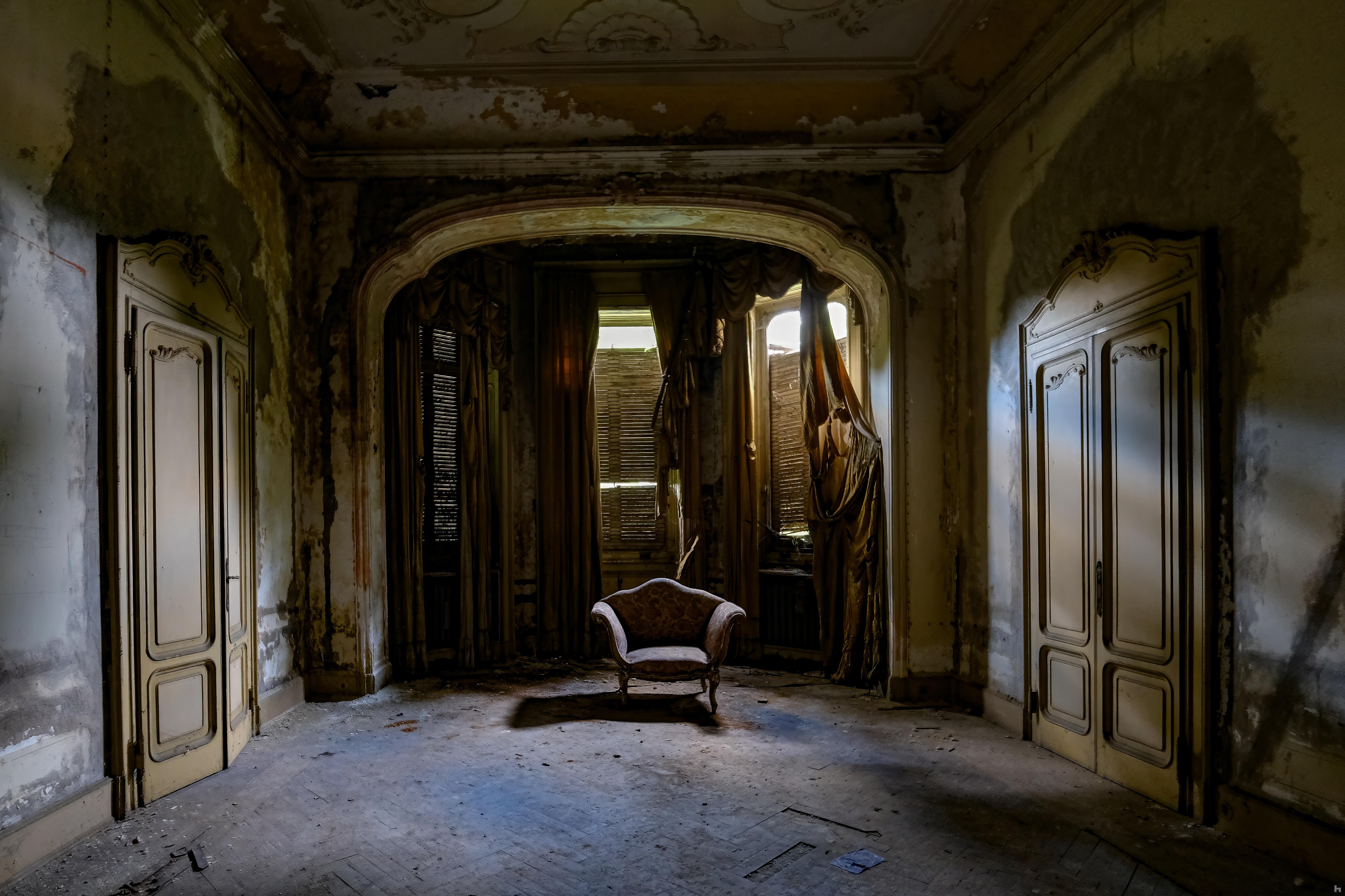 Photographie d'une villa italienne abandonnée.Fauteuil oublié