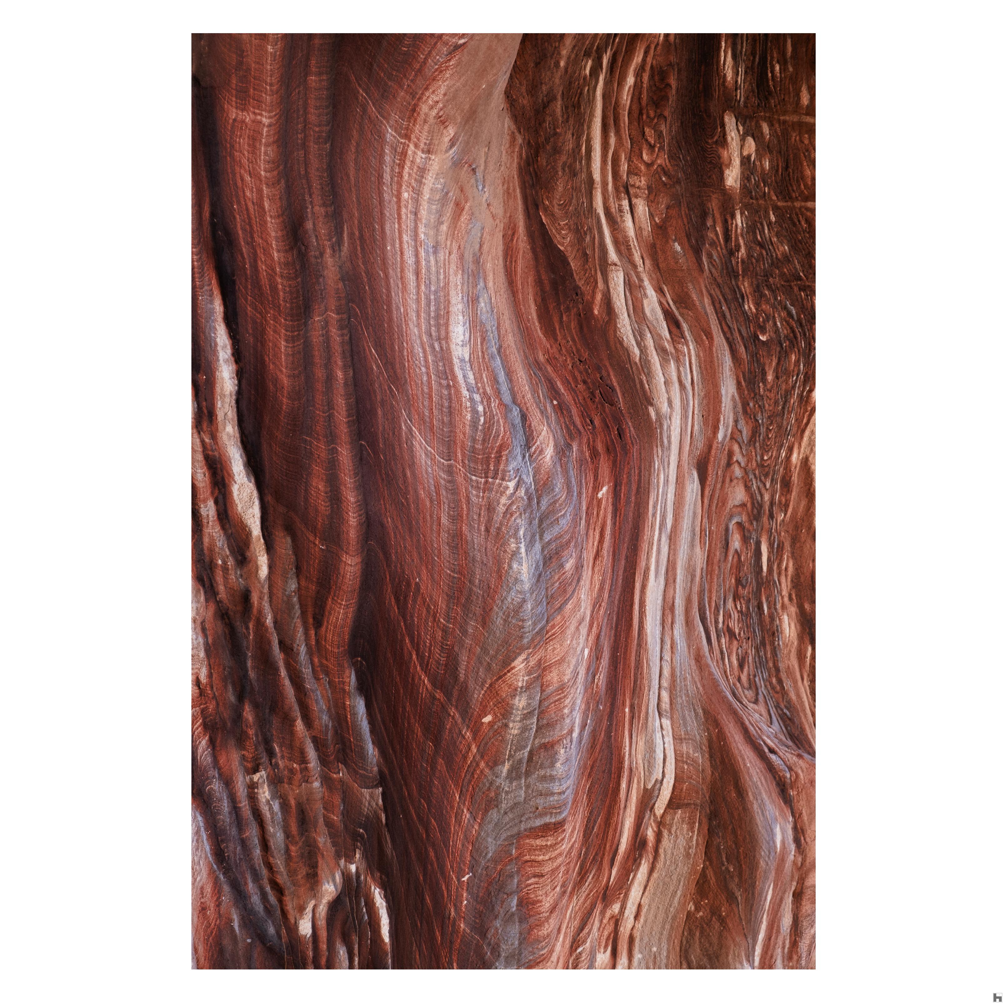 Une exposition colorée de couches de roches naturelles trouvées dans des coins cachés le long de la route qui mène au monastère de Petra, en Jordanie.
