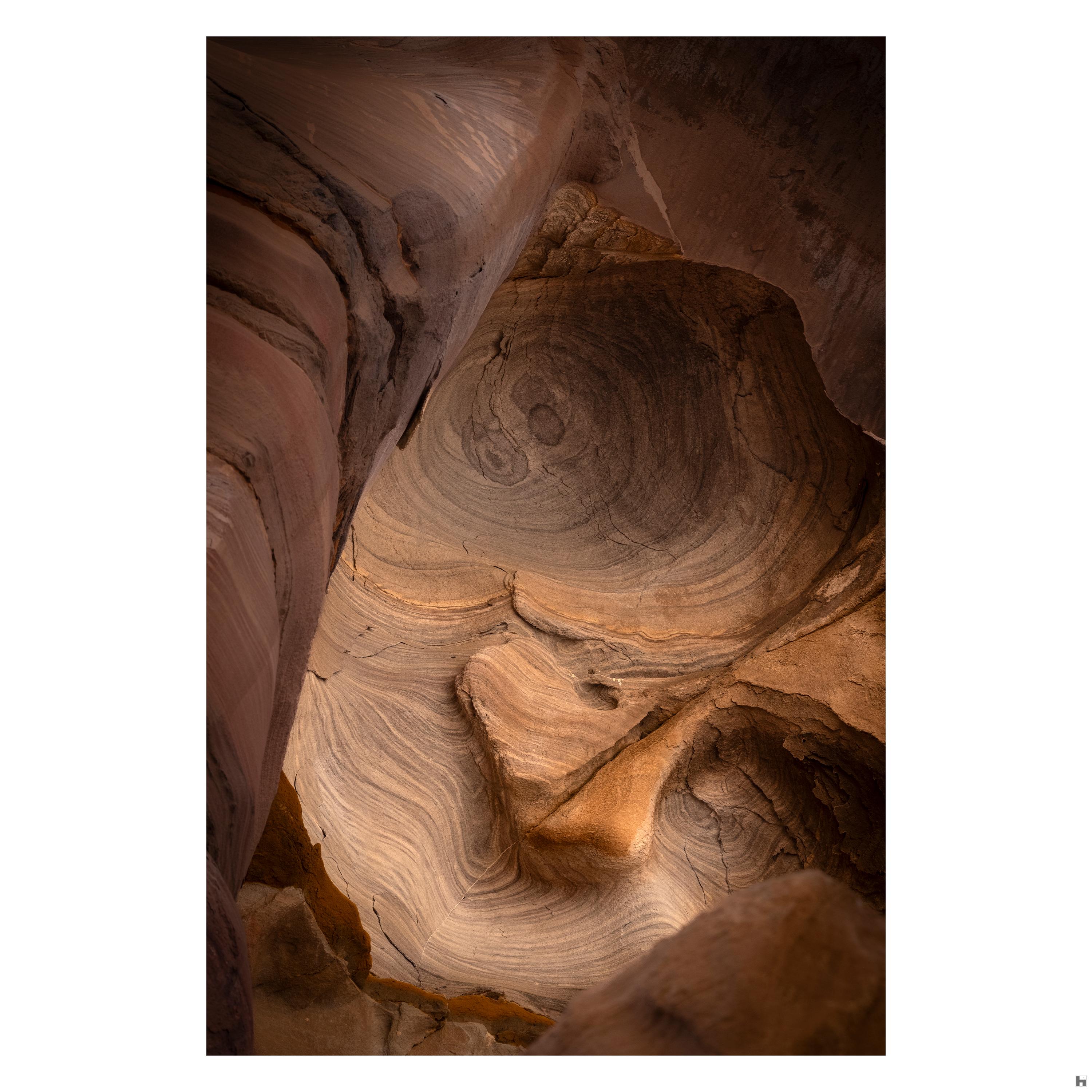Ces excavations aux formes étranges évoquent un personnage à jamais piégé entre les murs du Siq de Petra, en Jordanie.