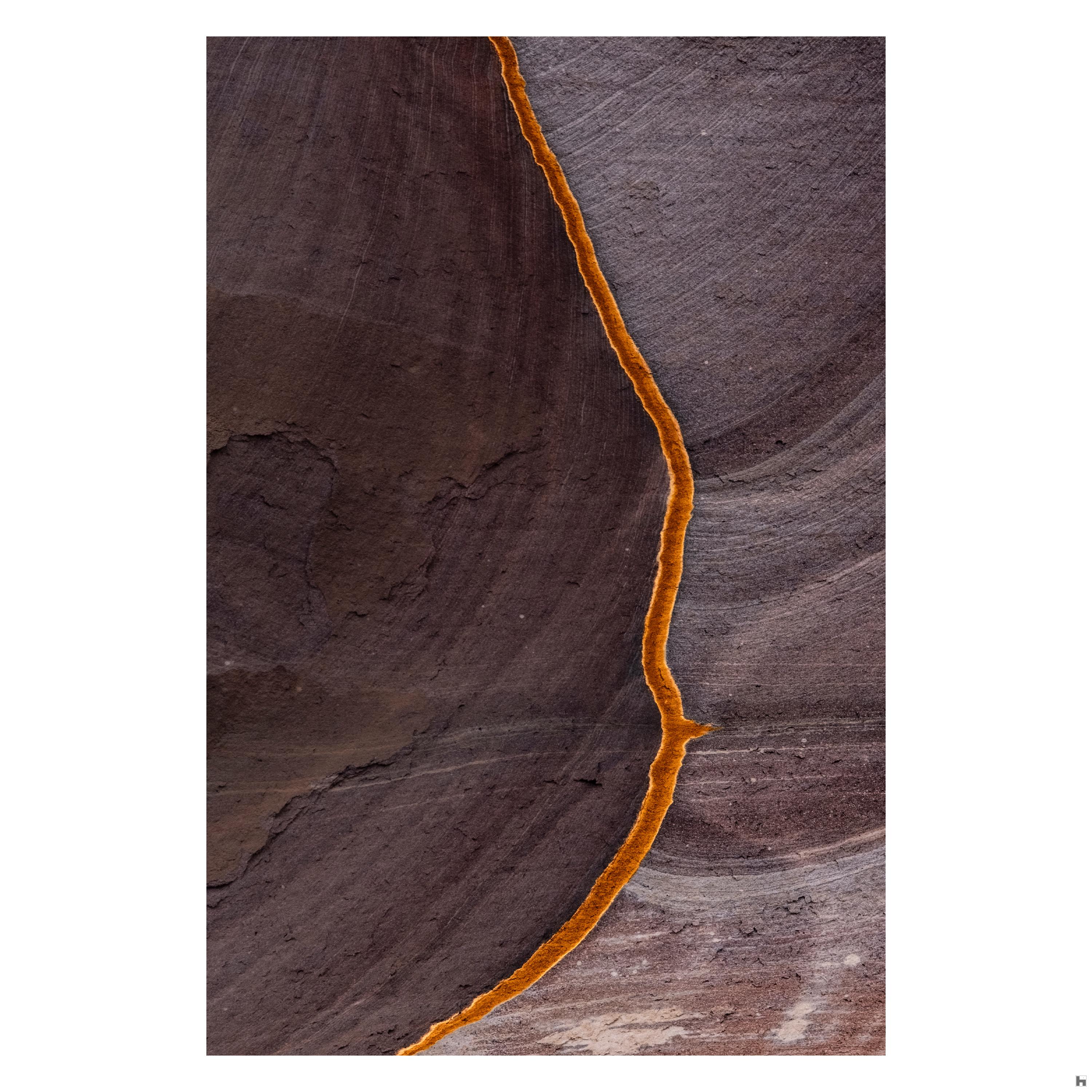 Une bande isolée de limonite sépare deux côtés du mur.  Trouvée sur la route du monastère de Petra.