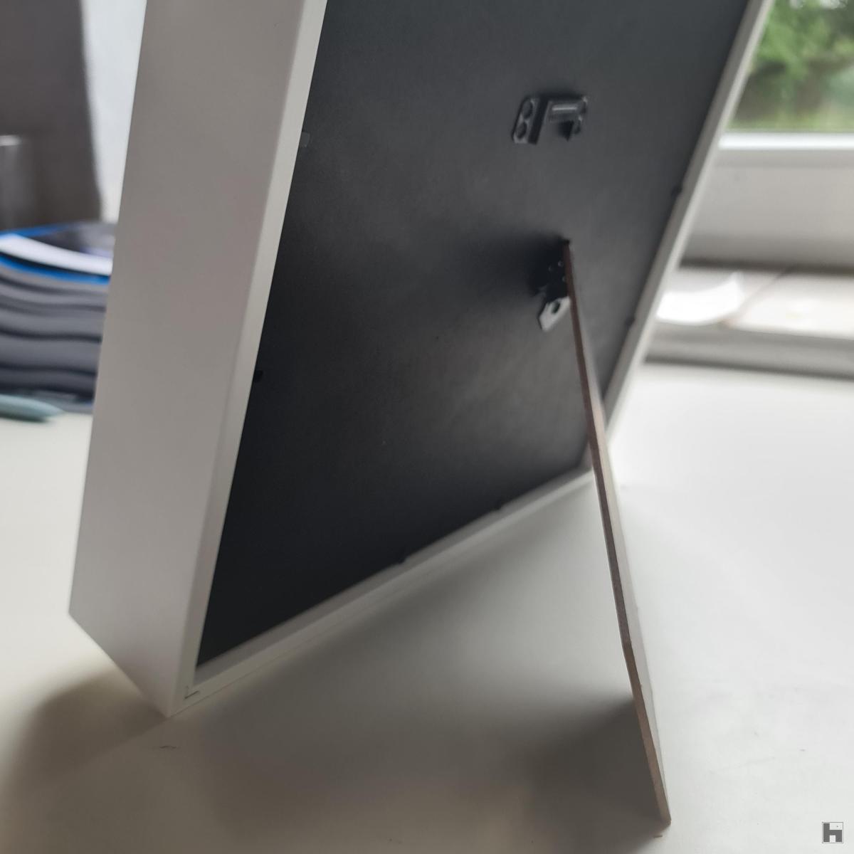 Hide and Seek. Vude de l'arrière, peut être pendu au mur ou déposé sur une table