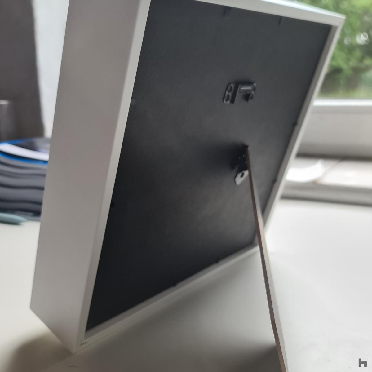 cadre peut être pendu au mur ou déposé sur une table