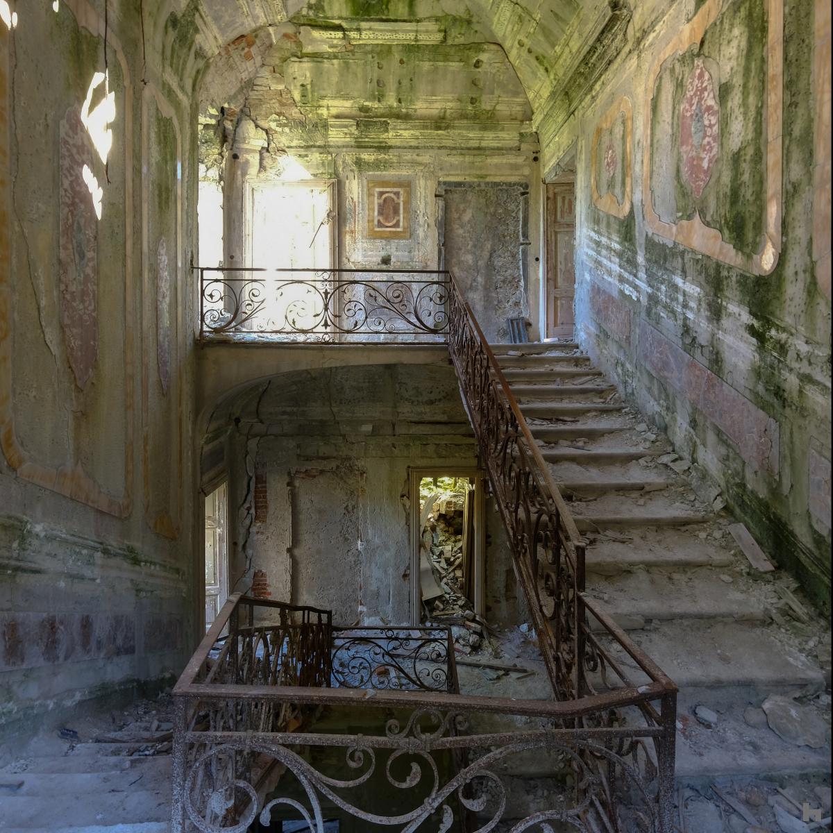 Photographie d'une villa abandonnée.Escalier en ruines;Lac Majeur