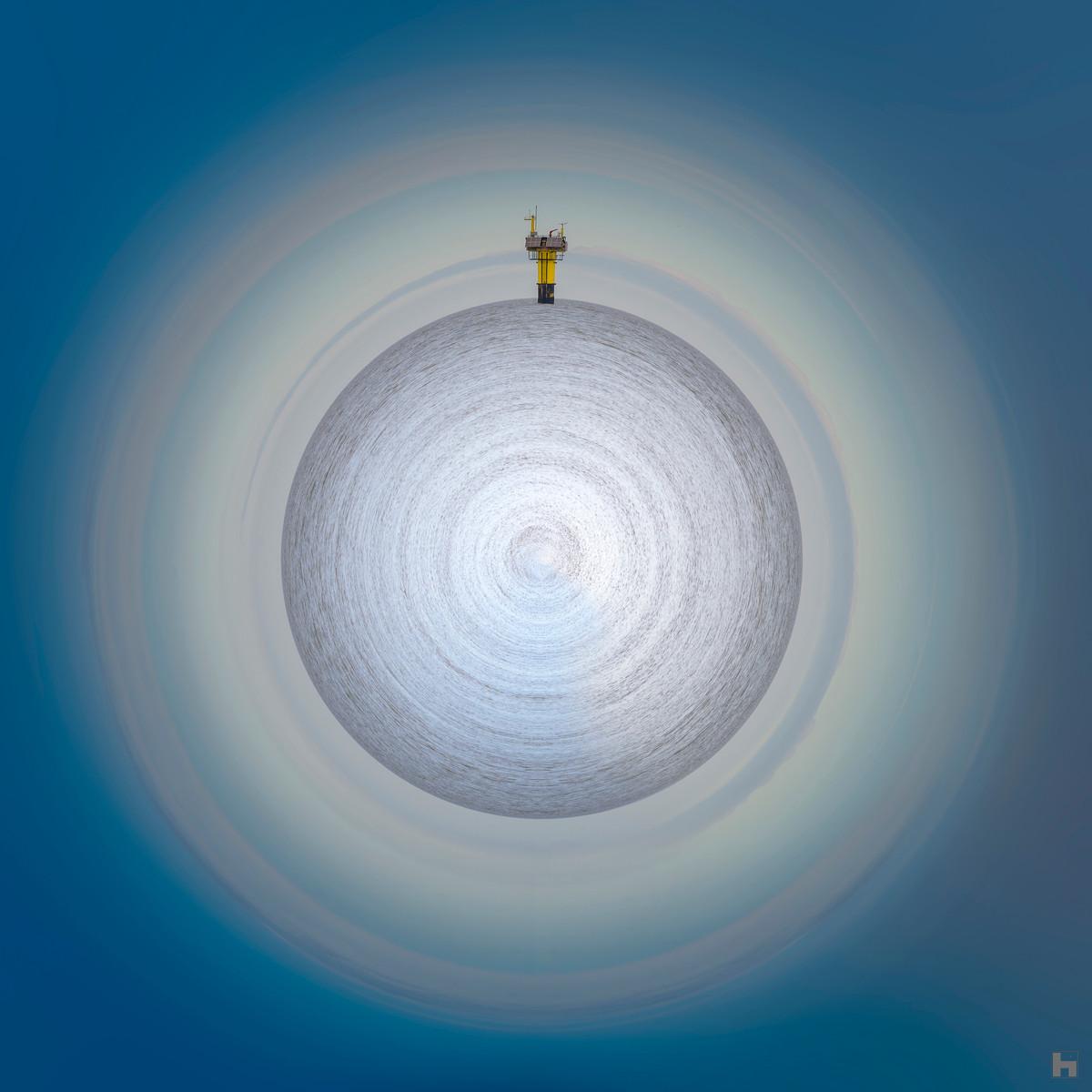 Photographie Illumine mon Ciel de Paul Marnef – phare solitaire dans un océan sphérique sous un ciel dégradé, œuvre symbolique en édition limitée
