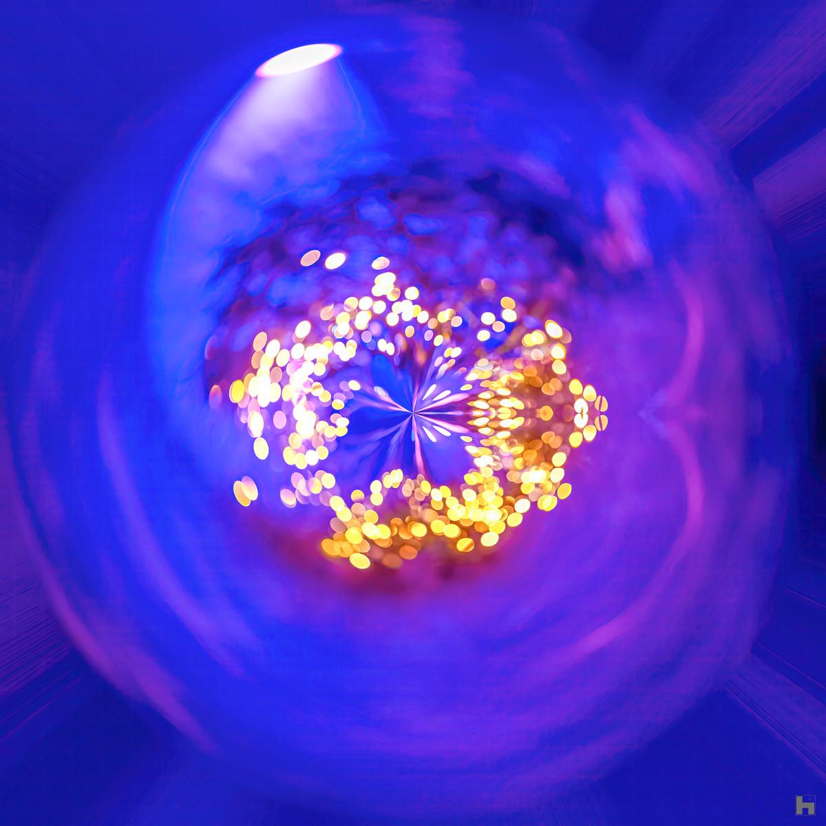 Photographie Lumière Pourpre de Paul Marnef – scène naturelle en sphère surréaliste aux teintes pourpres, dorées et bleues, série Planètes Imaginaires