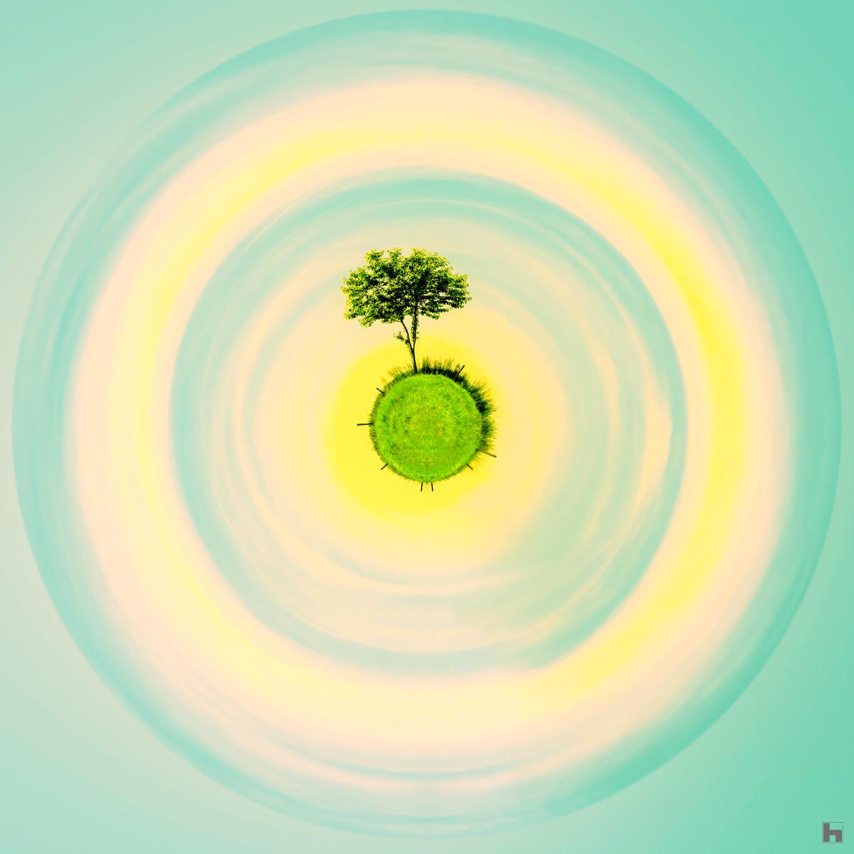Photographie artistique "L'Arbre Solitaire Revisité" de Paul Marnef, montrant un arbre isolé sur une planète verte flottant dans un ciel lumineux et doux, issue de la série "Planètes Imaginaires", disponible en finition Chromaluxe et en édition limitée.