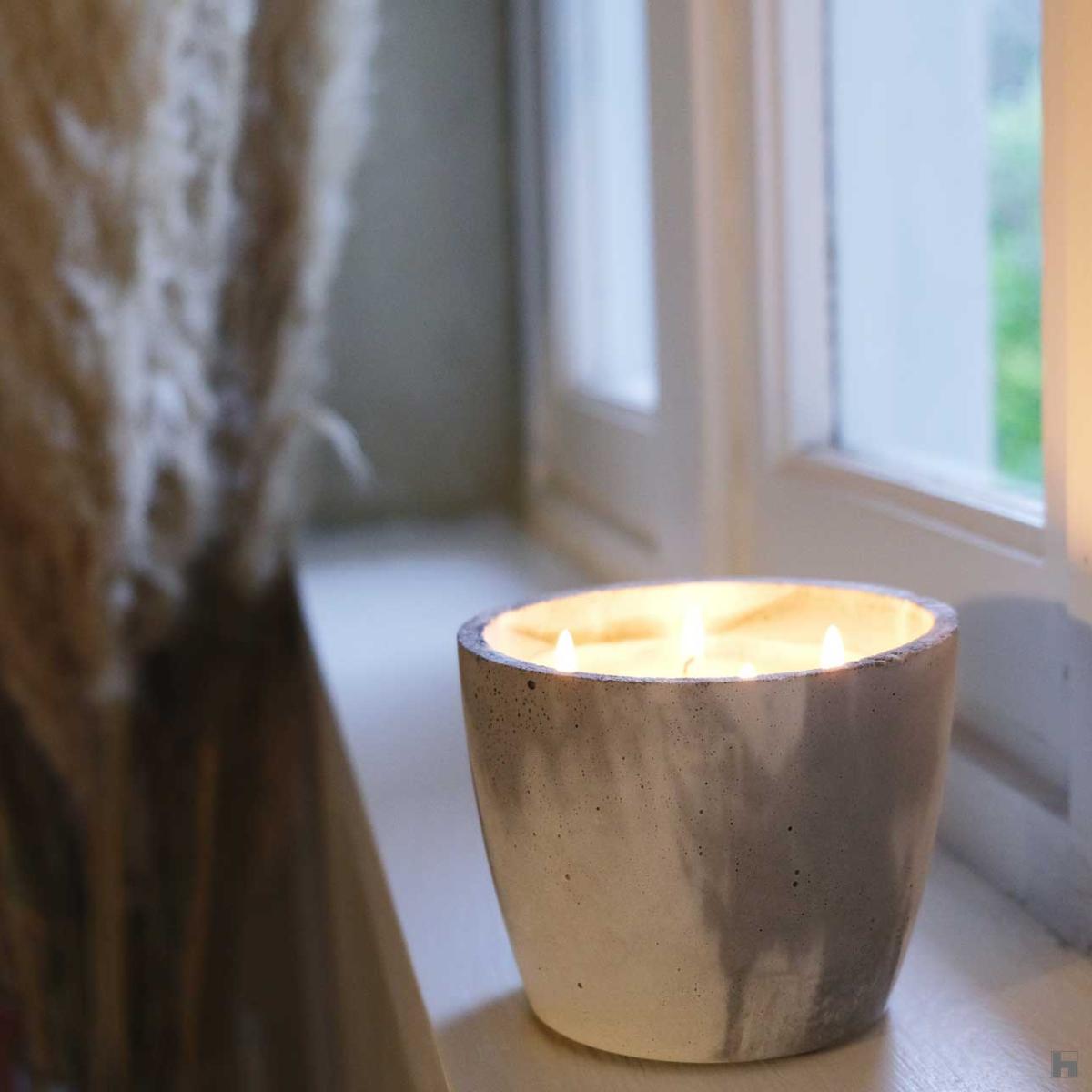 Terrae, design scented candle (Cèdre du Liban) made of concrete and vegetable wax