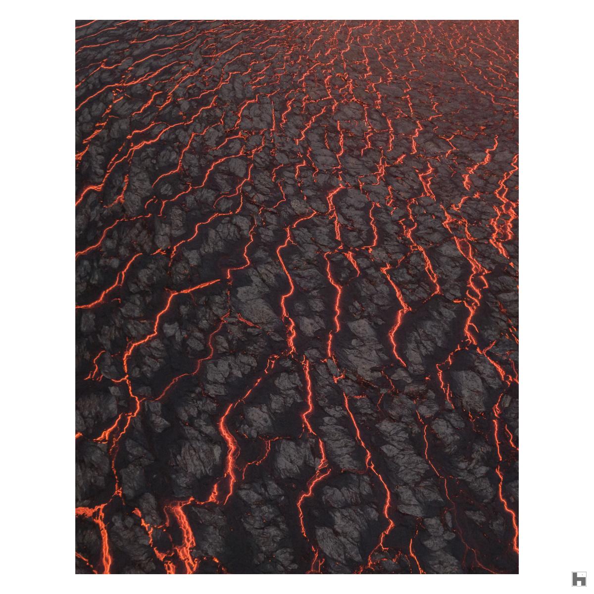 Fissures du volcan Meradalir. La lave sèche, vieille de quelques jours, crée des fissures qui laissent passer la lave fraîche.