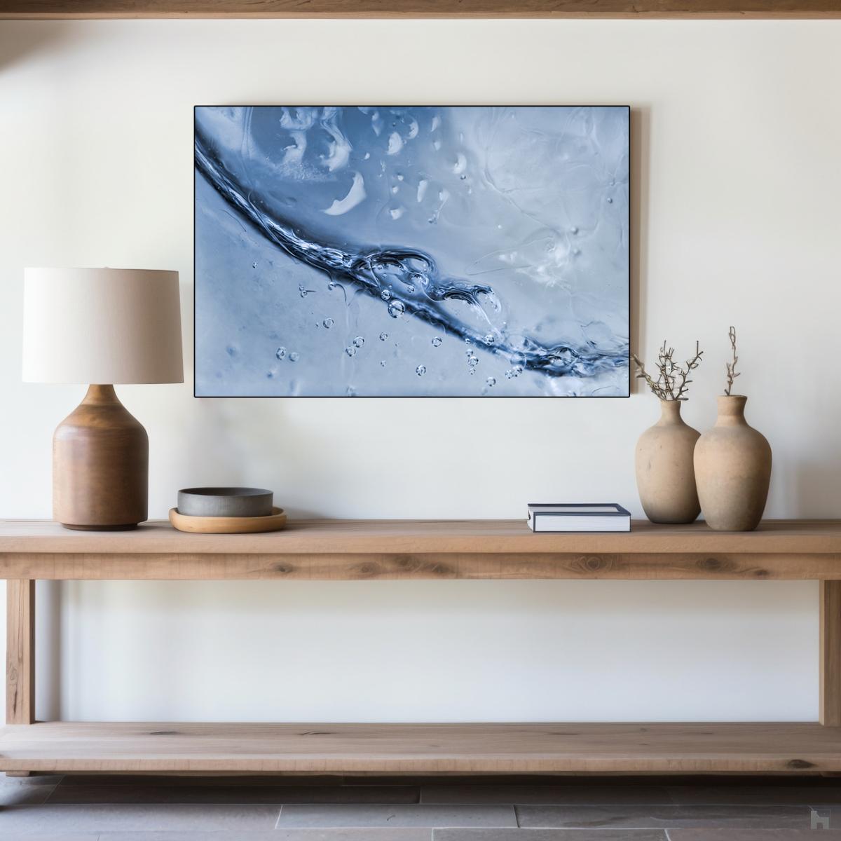 Frozen Swells en contexte, accroché au mur.