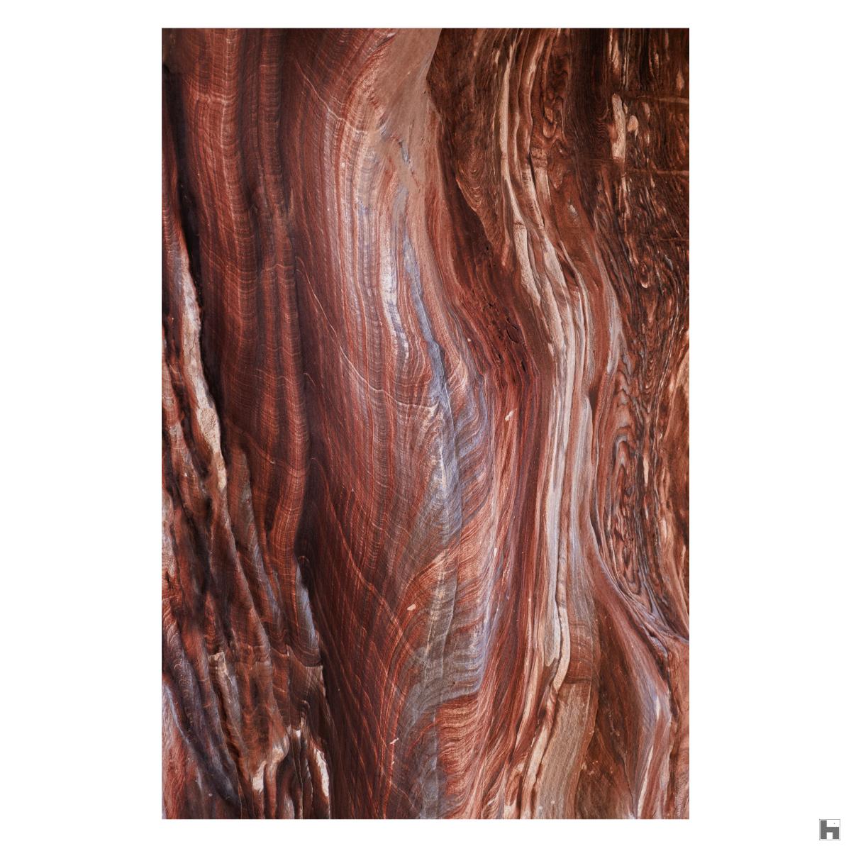 Une exposition colorée de couches de roches naturelles trouvées dans des coins cachés le long de la route qui mène au monastère de Petra, en Jordanie.