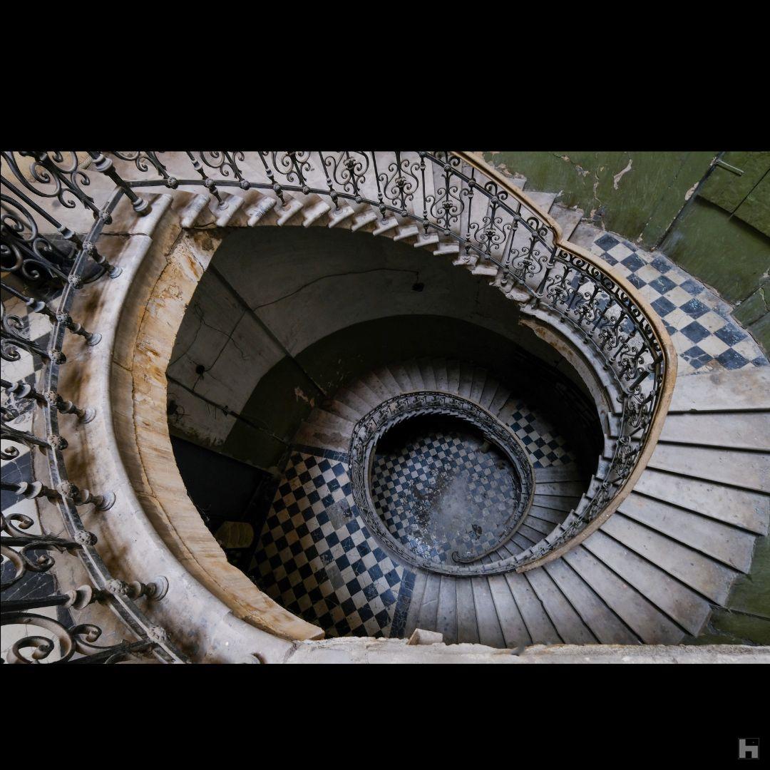 photographie escalier abandonné