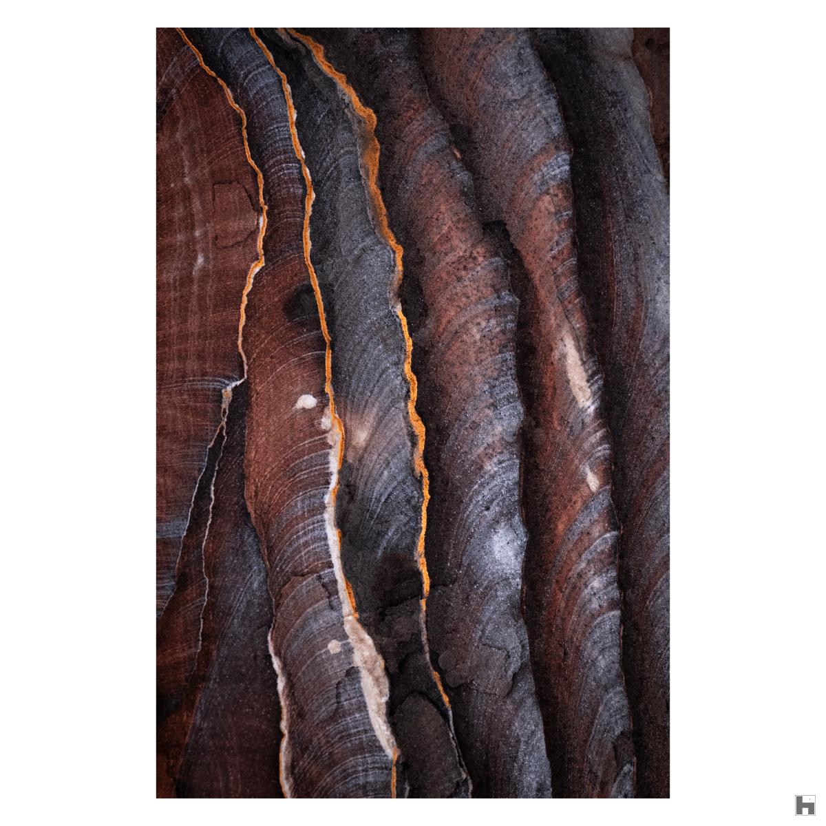 Une exposition colorée de couches de roches naturelles trouvées dans des coins cachés le long de la route qui mène au monastère de Petra, en Jordanie.