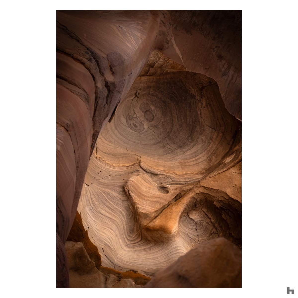 Ces excavations aux formes étranges évoquent un personnage à jamais piégé entre les murs du Siq de Petra, en Jordanie.