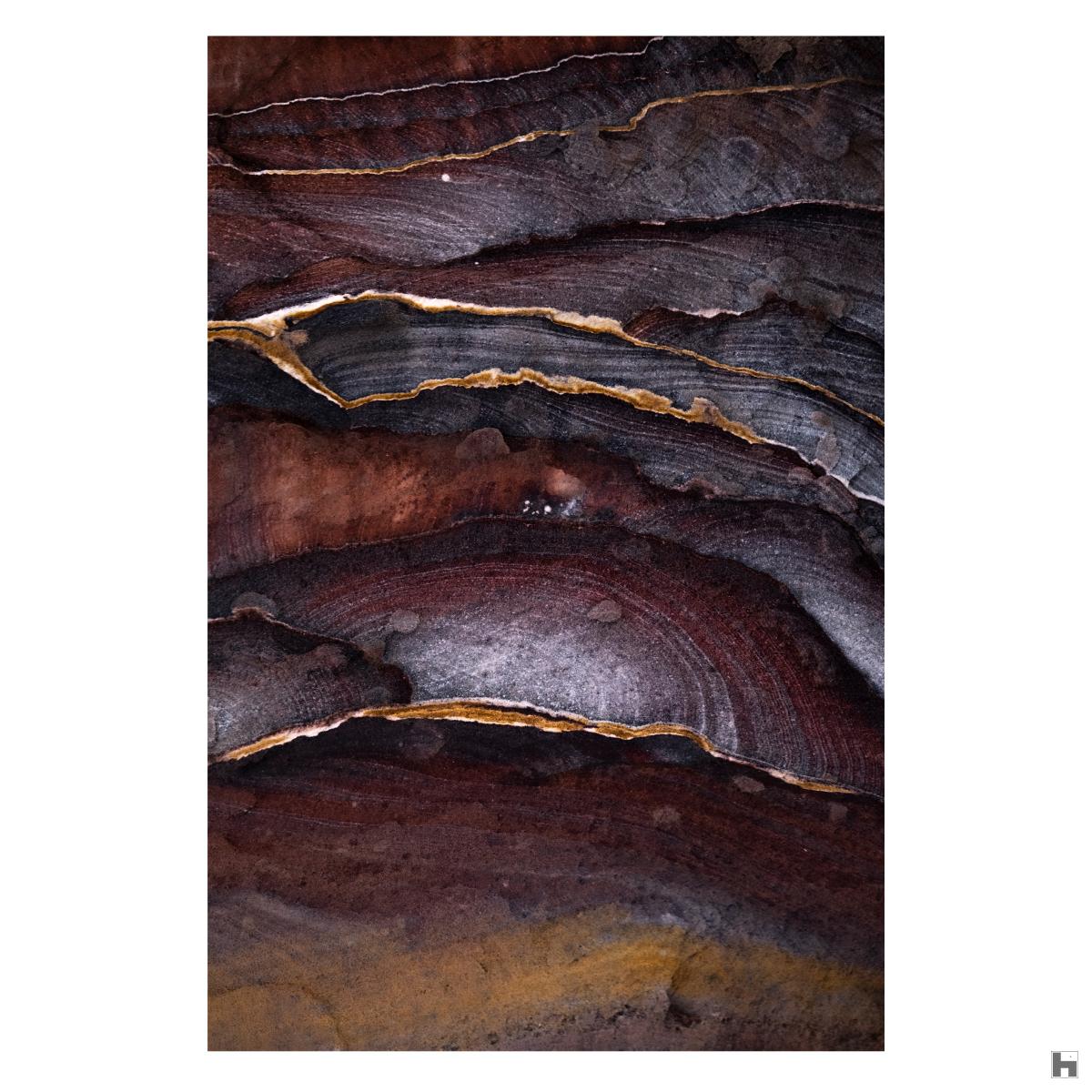 Une exposition colorée de couches de roches naturelles trouvées dans des coins cachés le long de la route qui mène au monastère de Petra, en Jordanie.