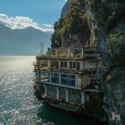 Photographie de restaurant abandonné sur un grand lac Italien
