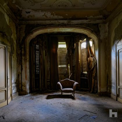 Photographie d'une villa italienne abandonnée.Fauteuil oublié