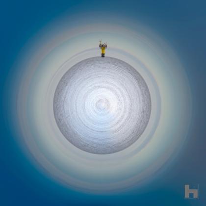 Photographie Illumine mon Ciel de Paul Marnef – phare solitaire dans un océan sphérique sous un ciel dégradé, œuvre symbolique en édition limitée