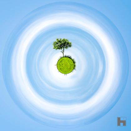 Photographie L'Arbre Solitaire de Paul Marnef – arbre isolé sur une planète verte flottant dans un ciel bleu lumineux, tirage d’art en édition limitée
