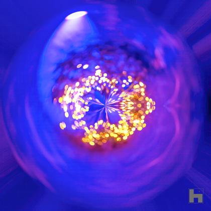 Photographie Lumière Pourpre de Paul Marnef – scène naturelle en sphère surréaliste aux teintes pourpres, dorées et bleues, série Planètes Imaginaires