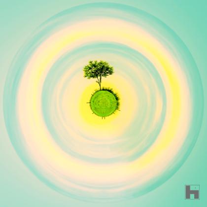 Photographie artistique "L'Arbre Solitaire Revisité" de Paul Marnef, montrant un arbre isolé sur une planète verte flottant dans un ciel lumineux et doux, issue de la série "Planètes Imaginaires", disponible en finition Chromaluxe et en édition limitée.
