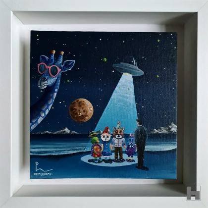 "The Festive Season" capture l’étrangeté et la magie d’une rencontre improbable sous un ciel étoilé. Entre un OVNI, des personnages féeriques et une girafe excentrique, cette scène surréaliste célèbre l’imaginaire et l’inattendu.