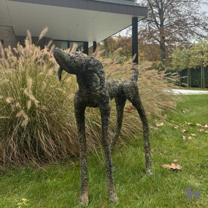 sculpture d'un chien en bronze