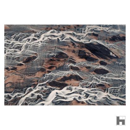 L'eau rampe dans le sable, étendant ses membres sur des terres hors de portée de l'homme.