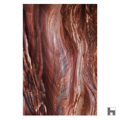 Une exposition colorée de couches de roches naturelles trouvées dans des coins cachés le long de la route qui mène au monastère de Petra, en Jordanie.