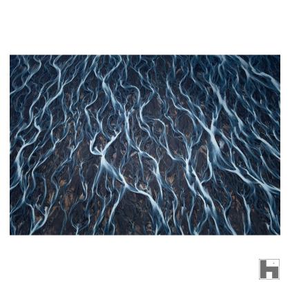 Des tentacules d'eau de couleur bleu foncé créent un beau désordre. Une scène insoupçonnée vue du sol, une véritable merveille naturelle vue du ciel.
