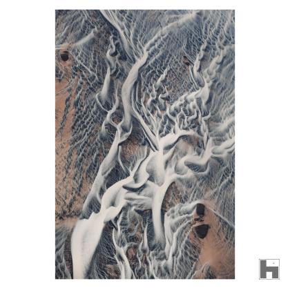 L'eau rampe dans le sable, étendant ses membres sur des terres hors de portée de l'homme.