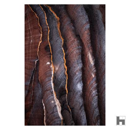 Une exposition colorée de couches de roches naturelles trouvées dans des coins cachés le long de la route qui mène au monastère de Petra, en Jordanie.