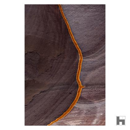 Une bande isolée de limonite sépare deux côtés du mur.  Trouvée sur la route du monastère de Petra.
