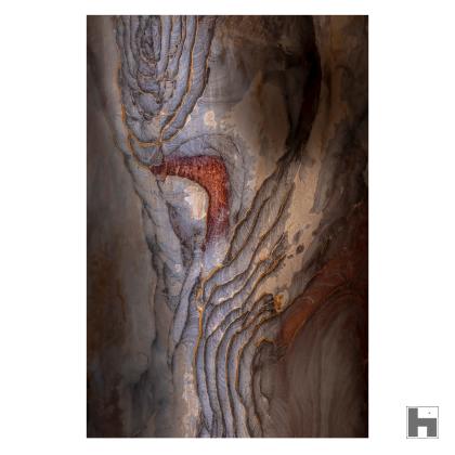 Une exposition colorée de couches de roches naturelles trouvées dans des coins cachés le long de la route qui mène au monastère de Petra, en Jordanie.