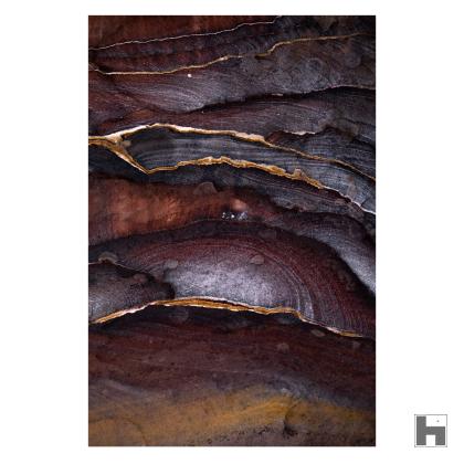 Une exposition colorée de couches de roches naturelles trouvées dans des coins cachés le long de la route qui mène au monastère de Petra, en Jordanie.